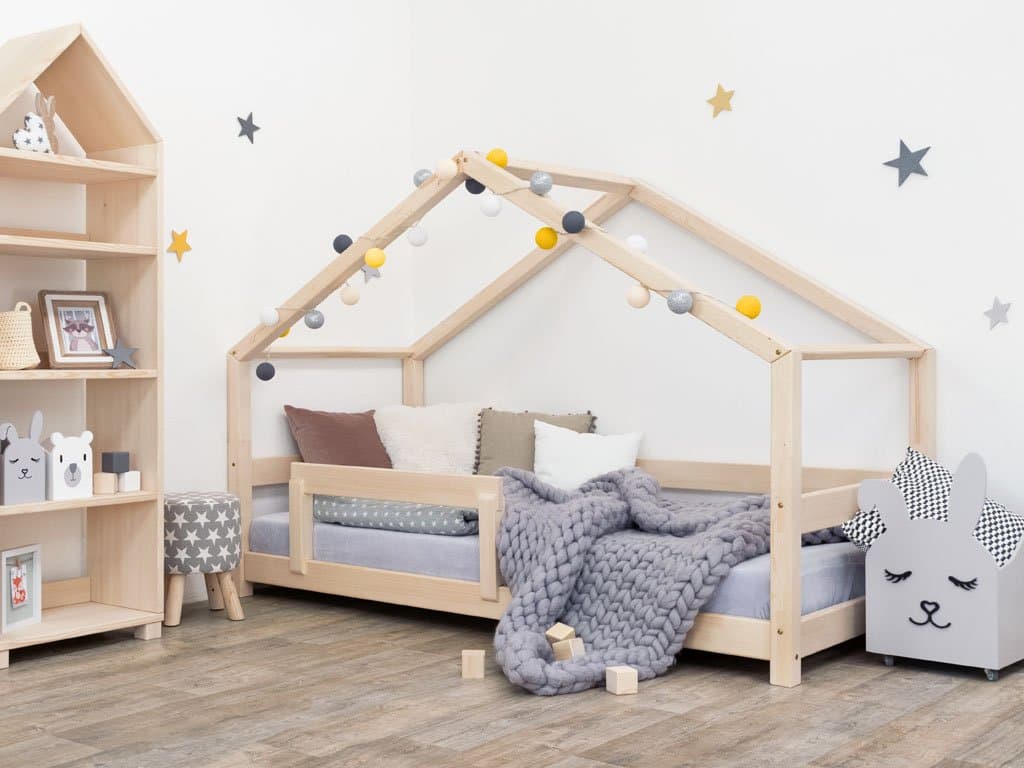 Sicher und bequem schlafen im Hausbett 120x200 mit Rollrostand