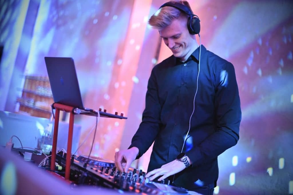 Liebe auf der Tanzfläche: Chroniken der Hochzeits-DJs