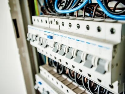 DIN EN 50678 und DIN EN 50699: Normgerechte Prüfung ortsveränderlicher elektrischer Betriebsmittel