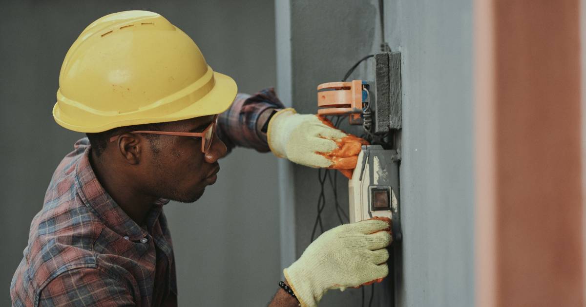 Wie die DGUV V3 Prüfung dazu beiträgt, Unfälle und elektrische Gefahren zu vermeiden