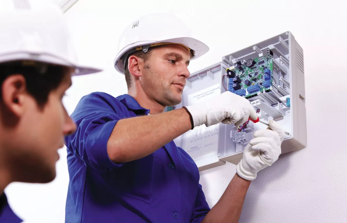 Prüfung elektrischer Anlagen: Wie Unternehmen langfristig Kosten sparen