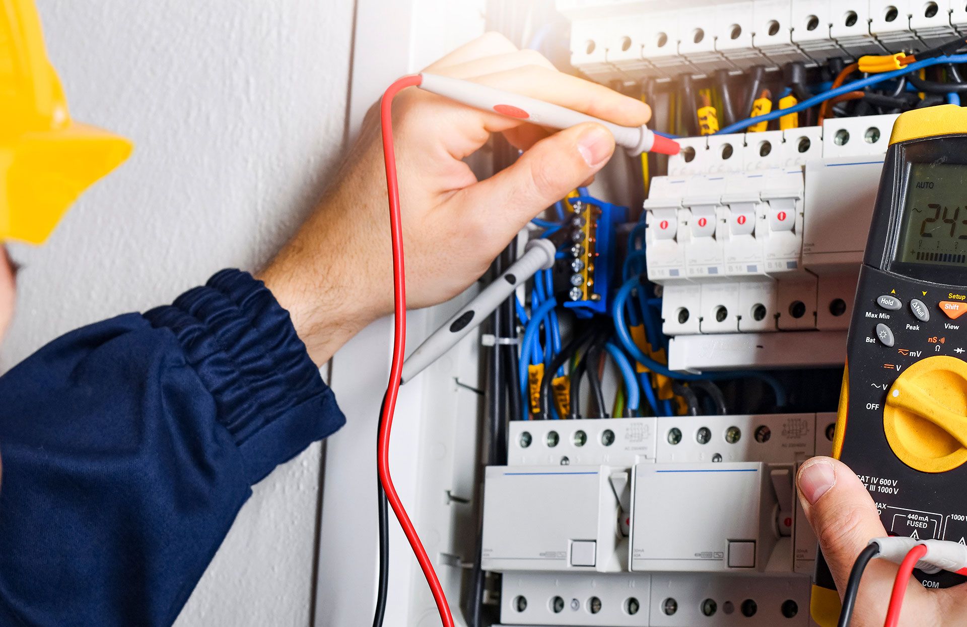Wie die DGUV V3 Prüfung dazu beiträgt, Unfälle und elektrische Gefahren zu vermeiden