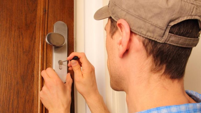 Schlusseldienst-offnet-Tur-RioPatuca-Images-Fotolia-50453818