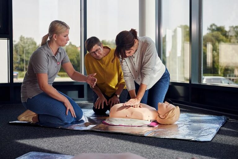 csm_Bilderpool-Shooting-Erste-Hilfe_Blomberg_@Upfront-Photo-_-Film-GmbH_23.09.2021_4_large_beb46f85c0