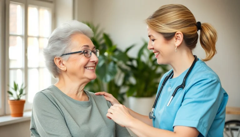 Eine Pflegekraft unterstützt einen älteren Menschen im häuslichen Umfeld, exemplifiziert einen einfühlsamen Pflegedienst.