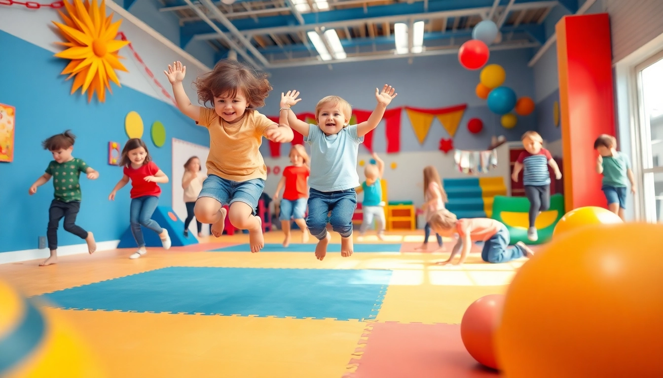 Kinder spielen ausgelassen drinnen mit Bewegungsspielen, mehr dazu lesen ueber kreative Spielideen.